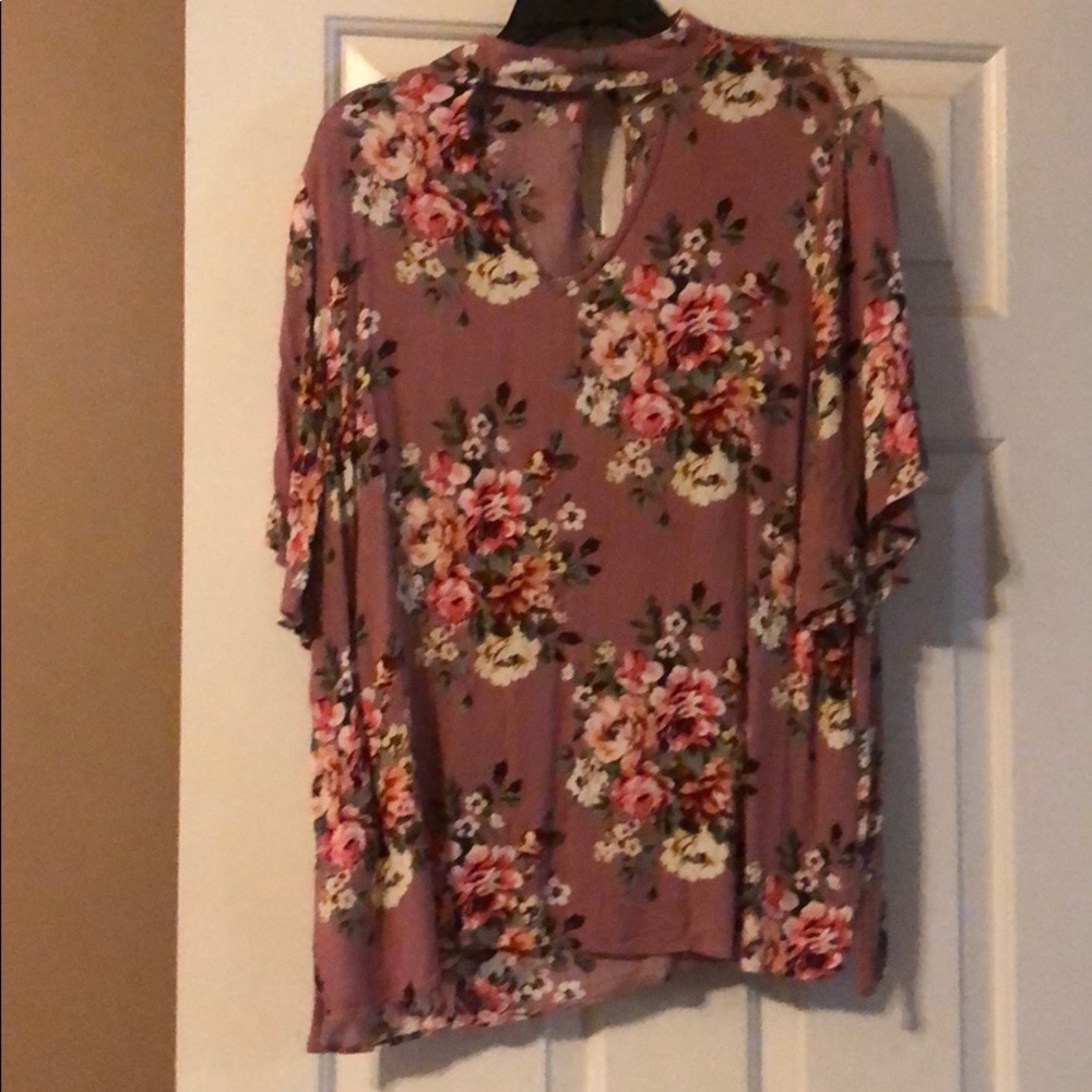 Floral mock neck shirt sleeve shirt w key holeback